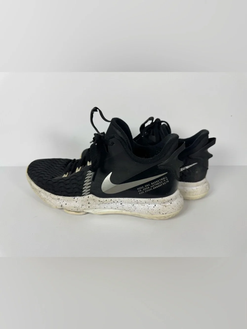 Nike Basketball shoes Witness V5 air zoom black white Size 7Y